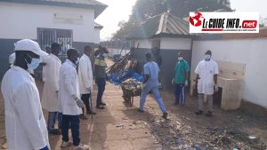 Des agents médicaux assainissent l'hôpital Préfectoral de Kouroussa