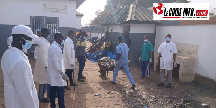 Des agents médicaux assainissent l'hôpital Préfectoral de Kouroussa
