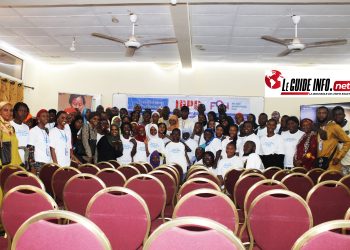 Des étudiants de Gandhi et des membres de l'ONG F2DHG