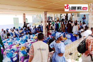 Les grandes dames de Topaz s'apprêtent pour la marathon de Solidarité 8 mars à l'hôpital de Coyah