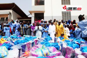 L'équipe de distribution des kits Topaz avec le personnel de l'hôpital Régional de Conakry