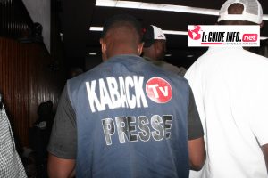 Image d'un reporter de la chaine Kaback Tv prise juste après la décision de fermeture du média