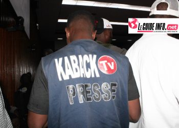 Image d'un reporter de la chaine Kaback Tv prise juste après la décision de fermeture du média