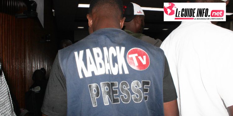 Image d'un reporter de la chaine Kaback Tv prise juste après la décision de fermeture du média