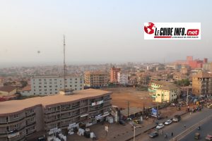 Ville de Conakry, prise depuis au septième d'un immeuble dans la commune de Kagbelen