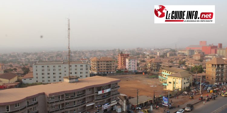 Ville de Conakry, prise depuis au septième d'un immeuble dans la commune de Kagbelen