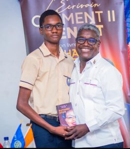 Clément II  pose avec un écolier du collège natif de limbé Brinthly Joseph