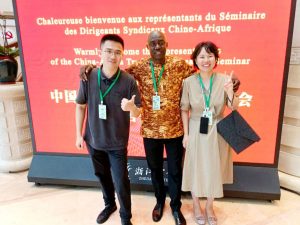 Abdoulaye Cissé à Pékin : la Guinée au cœur de la diplomatie syndicale Chine-Afrique 2 Abdoulaye Cissé, SPPG au milieu de deux confrères chinois