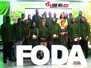 Des cadres de FODA autour de leur DG près la cérémonie de signature