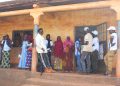 Des électeurs dans devant un bureau de vote à Sangarédi
