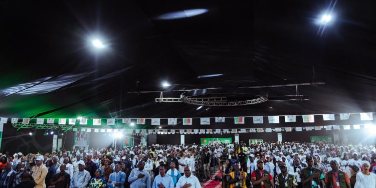 L’Union pour un Mouvement Populaire (UMP) a tenu, ce samedi 16 mai à Conakry, un grand meeting de campagne marqué par une forte mobilisation populaire. 1 Meeting UMP-GMD à Conakry