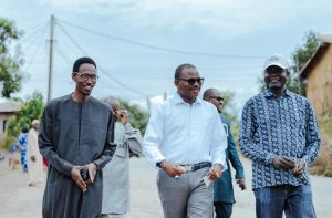Coyah : Dr Dansa KOUROUMA vote et célèbre la fin de la transition en Guinée 2 UMP le Président Aboubacar Siddighy Diallo et Dr Dansa Kourouma marchent vers les urnes pour le parlement