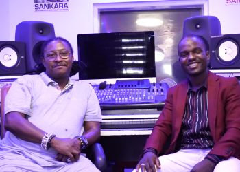 Didier Awadi et Mamoudou Boulléré Diallo dans le studio Sankara à Dakar