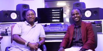 Didier Awadi et Mamoudou Boulléré Diallo dans le studio Sankara à Dakar