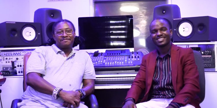 Didier Awadi et Mamoudou Boulléré Diallo dans le studio Sankara à Dakar