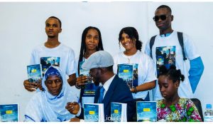 « Héroïnes » à Paris : un écrivain guinéen entre dans la cour des grands avec L'Harmattan 3 Abdoulramane S. Diallo à la dédicace de son livre Heroine.