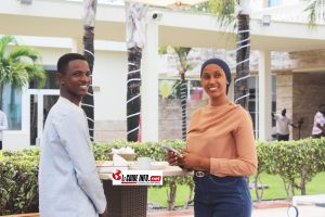 Dr Mountaga Keïta, PDG de Tulip Industrie : « L'innovation doit toujours venir du terrain, jamais des bureaux » 2 Deux cadres de Tulip Industrie en train de discuter