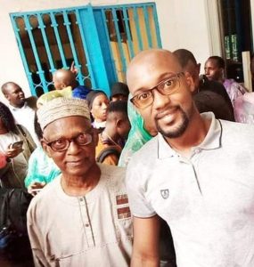 Décès de Souleymane Diallo : Le Gouvernement guinéen rend hommage à un pilier de la presse nationale 2 Diallo Souleymane et son fils