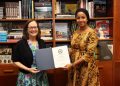 Diplomatie culturelle : Habibatou Bah Doumbouya rentre de 21 jours aux États-Unis avec une vision renouvelée pour la Guinée 14 Mme Doumbouya Habibatou Bah, cofondatrice de Koumakan et Mme Mary Daschbach, Chargée d'affaires de l'ambassade des États-Unis à Conakry