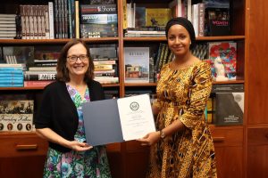 Diplomatie culturelle : Habibatou Bah Doumbouya rentre de 21 jours aux États-Unis avec une vision renouvelée pour la Guinée 2 Mme Doumbouya Habibatou Bah, cofondatrice de Koumakan et Mme Mary Daschbach, Chargée d'affaires de l'ambassade des États-Unis à Conakry