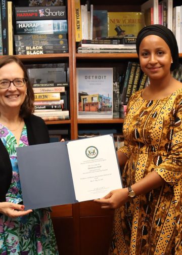 Mme Doumbouya Habibatou Bah, cofondatrice de Koumakan et Mme Mary Daschbach, Chargée d'affaires de l'ambassade des États-Unis à Conakry