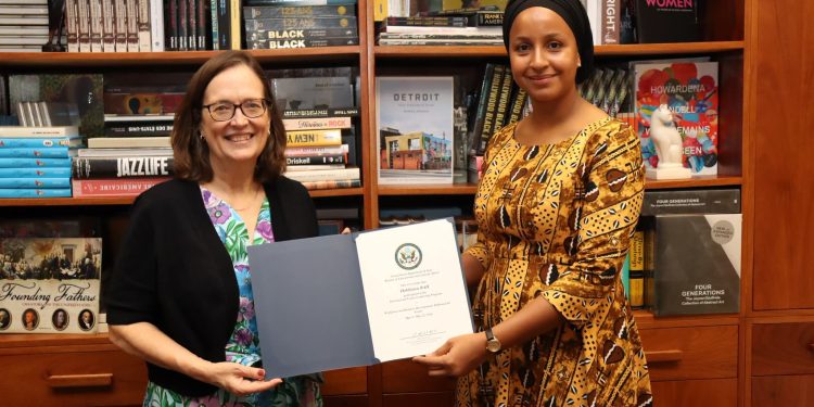 Diplomatie culturelle : Habibatou Bah Doumbouya rentre de 21 jours aux États-Unis avec une vision renouvelée pour la Guinée 1 Mme Doumbouya Habibatou Bah, cofondatrice de Koumakan et Mme Mary Daschbach, Chargée d'affaires de l'ambassade des États-Unis à Conakry