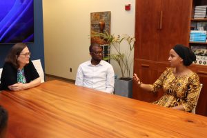 Diplomatie culturelle : Habibatou Bah Doumbouya rentre de 21 jours aux États-Unis avec une vision renouvelée pour la Guinée 4 Mme Doumbouya Habibatou Bah, cofondatrice de Koumakan reçu par Mme Mary Daschbach, Chargée d'affaires de l'ambassade des États-Unis à Conakry