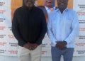 Le Rev. Père Eric COTHIERE pose avec Dr Clément II BENOÎT
