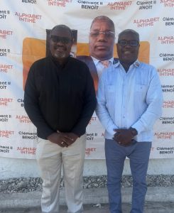 Clément II Benoît honoré aux Gonaïves : le livre comme flambeau de mémoire 3 Le Rev. Père Eric COTHIERE pose avec Dr Clément II BENOÎT