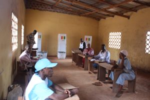 Sangarédi, scrutin du 31 mai : les défis de la logistique et de la mobilisation sur le terrain 1 Des membres de bureaux de vote en attente des électeurs qui tardent a vénir