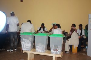 Sangarédi, scrutin du 31 mai : les défis de la logistique et de la mobilisation sur le terrain 2 Des urnes dans le centre de votre installé dans l'enceinte de la Mairie de Sangarédi