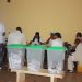 Sangarédi, scrutin du 31 mai : les défis de la logistique et de la mobilisation sur le terrain 4 Des urnes dans le centre de votre installé dans l'enceinte de la Mairie de Sangarédi
