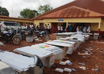 De urnes dans le centre de compilation de Sangarédi
