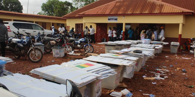 Sangarédi : la compilation des procès-verbaux se déroule dans le calme 1 De urnes dans le centre de compilation de Sangarédi