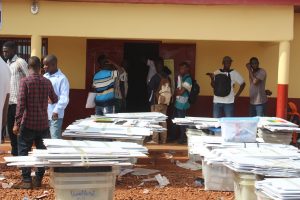 Sangarédi : la compilation des procès-verbaux se déroule dans le calme 4 De urnes dans le centre de compilation de Sangarédi