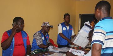 De urnes dans le centre de compilation de Sangarédi