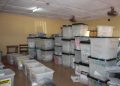 De urnes dans le centre de compilation de Sangarédi