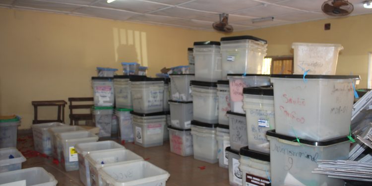 De urnes dans le centre de compilation de Sangarédi