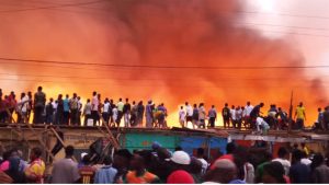 N'Zérékoré sous le choc : le grand marché ravagé par les flammes, un bilan matériel catastrophique 2 N'Zérékoré- le grand marché ravagé par les flammes