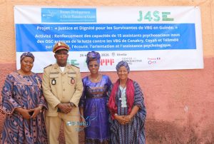 Le prefet de Kindia au milieu Moussa Yéro Bah (Présidente de l'ONG F2DHG), Mariama Fodé Camara (SG/F2DHG) et  de Mme Barry des services comptabilité de l'ONG F2DHG