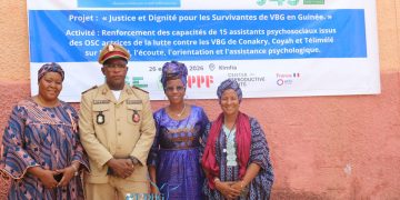 Le prefet de Kindia au milieu Moussa Yéro Bah (Présidente de l'ONG F2DHG), Mariama Fodé Camara (SG/F2DHG) et de Mme Barry des services comptabilité de l'ONG F2DHG