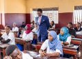 Alpha Bacar Barry, Ministre de l'Alphabétisation, de l'Enseignement Technique et de la Formation Professionnelle (MENA-ETFP)dans une salle d'examen