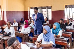 Alpha Bacar Barry, Ministre de l'Alphabétisation, de l'Enseignement Technique et de la Formation Professionnelle (MENA-ETFP)dans une salle d'examen