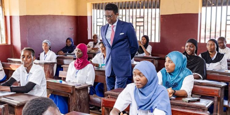 Alpha Bacar Barry, Ministre de l'Alphabétisation, de l'Enseignement Technique et de la Formation Professionnelle (MENA-ETFP)dans une salle d'examen