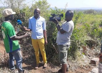 Archive Espace Tv, le nouveau Maire Bassekou Amirou Dramé en situation d’interview encompagnie de son cadreur Salifou Lifo Cissé.