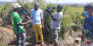 Archive Espace Tv, le nouveau Maire Bassekou Amirou Dramé en situation d’interview encompagnie de son cadreur Salifou Lifo Cissé.