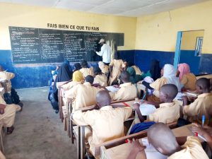 Un enseignant en situation de classe au Groupe Scolaire Thierno Sadou Diallo