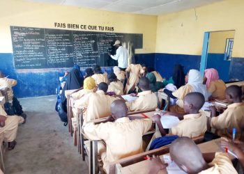 Un enseignant en situation de classe au Groupe Scolaire Thierno Sadou Diallo