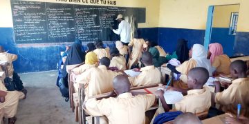 Un enseignant en situation de classe au Groupe Scolaire Thierno Sadou Diallo