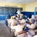 DUBRÉKA : Le groupe scolaire scolaire Thierno Sadou DIALLO confirme son excellence au CEE 2026 6 Un enseignant en situation de classe au Groupe Scolaire Thierno Sadou Diallo